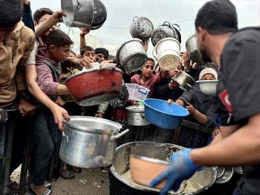 Hot meals distributed to Palestinians in Gaza under Israeli attacks