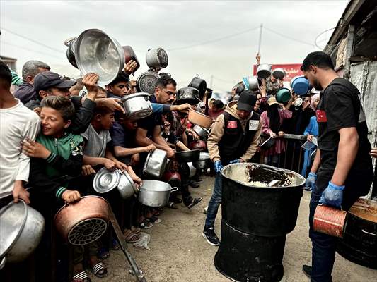 Hot meals distributed to Palestinians in Gaza under Israeli attacks