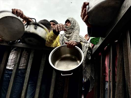 Hot meals distributed to Palestinians in Gaza under Israeli attacks