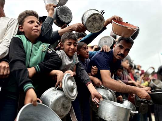 Hot meals distributed to Palestinians in Gaza under Israeli attacks