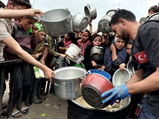 Hot meals distributed to Palestinians in Gaza under Israeli attacks