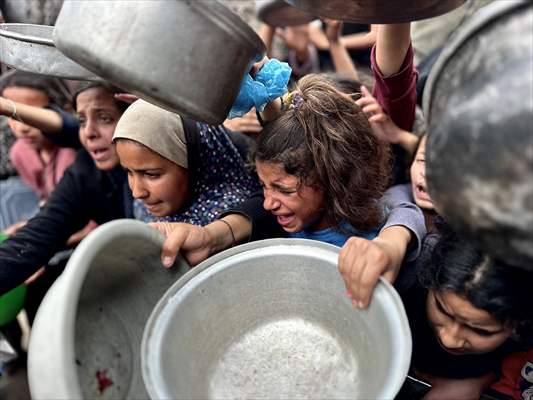 Hot meals distributed to Palestinians in Gaza under Israeli attacks