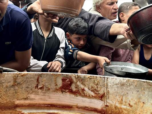 Hot meals distributed to Palestinians in Gaza under Israeli attacks