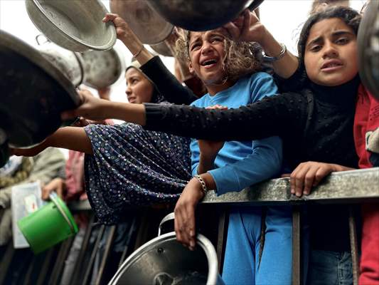 Hot meals distributed to Palestinians in Gaza under Israeli attacks
