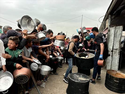 Hot meals distributed to Palestinians in Gaza under Israeli attacks