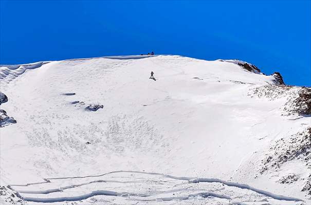 Artos Dağı'nda çığ altında kalan kayakçı kendi imkanlarıyla kurtuldu