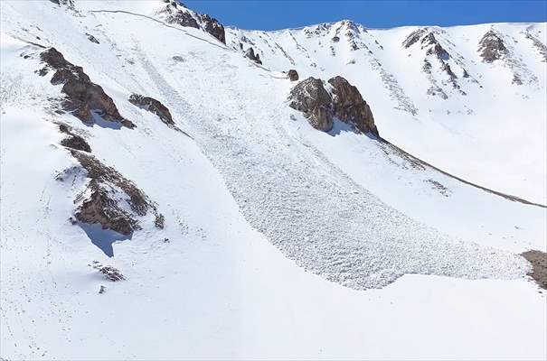 Artos Dağı'nda çığ altında kalan kayakçı kendi imkanlarıyla kurtuldu