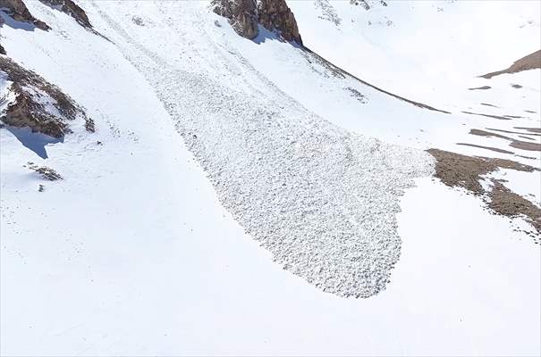 Artos Dağı'nda çığ altında kalan kayakçı kendi imkanlarıyla kurtuldu
