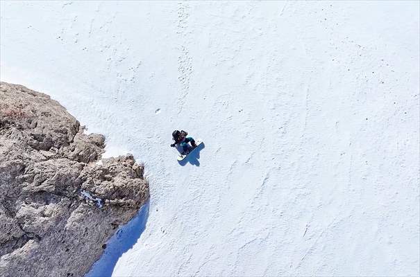 Artos Dağı'nda çığ altında kalan kayakçı kendi imkanlarıyla kurtuldu