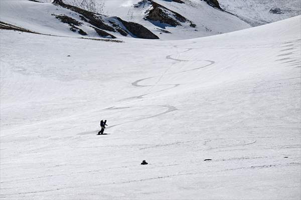 Artos Dağı'nda çığ altında kalan kayakçı kendi imkanlarıyla kurtuldu