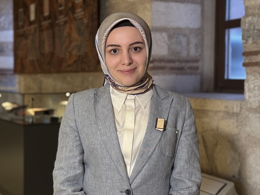 'Suya Saklanan Renkler: Yazma Eserlerde Ebru' sergisi İstanbul'da sanatseverlerle buluştu