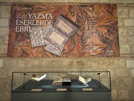 'Suya Saklanan Renkler: Yazma Eserlerde Ebru' sergisi İstanbul'da sanatseverlerle buluştu