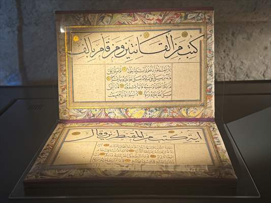 'Suya Saklanan Renkler: Yazma Eserlerde Ebru' sergisi İstanbul'da sanatseverlerle buluştu