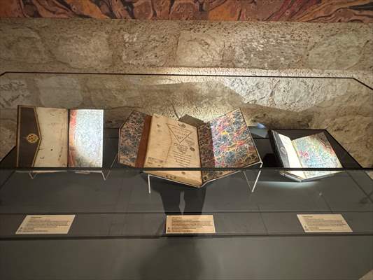 'Suya Saklanan Renkler: Yazma Eserlerde Ebru' sergisi İstanbul'da sanatseverlerle buluştu