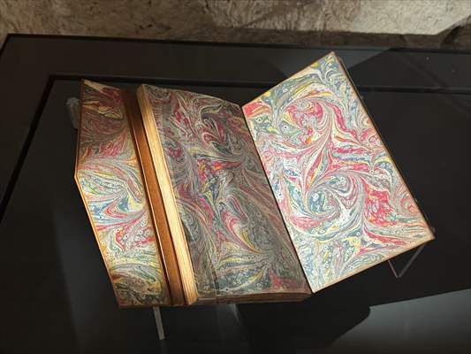 'Suya Saklanan Renkler: Yazma Eserlerde Ebru' sergisi İstanbul'da sanatseverlerle buluştu