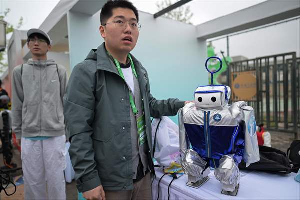 World's first humanoid robot half-marathon in Beijing