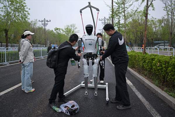 World's first humanoid robot half-marathon in Beijing