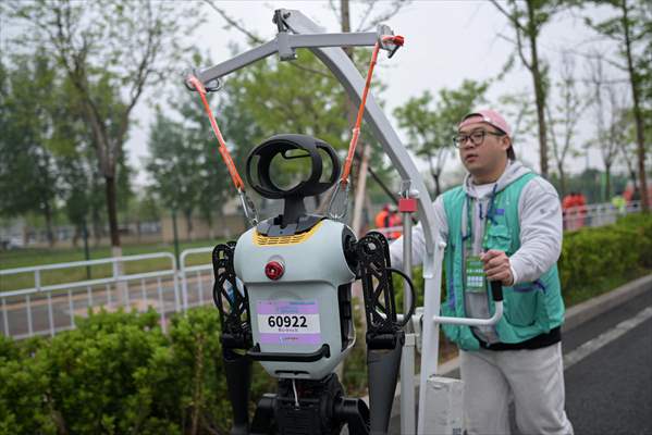 World's first humanoid robot half-marathon in Beijing