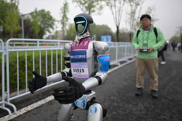World's first humanoid robot half-marathon in Beijing