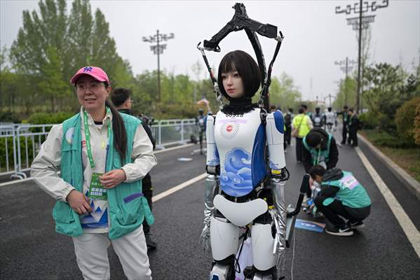 World's first humanoid robot half-marathon in Beijing