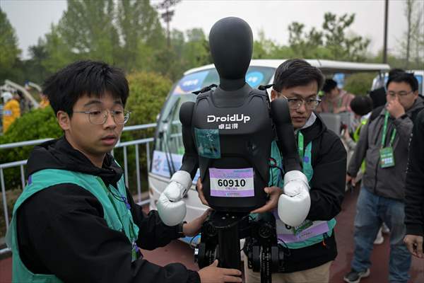World's first humanoid robot half-marathon in Beijing