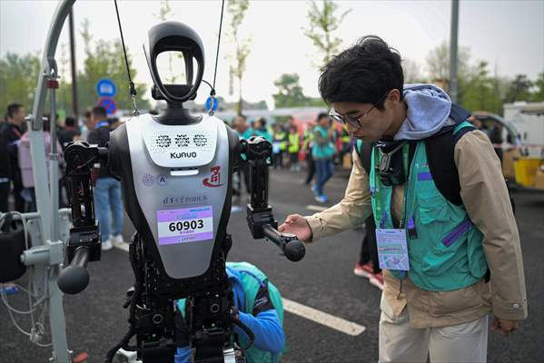 World's first humanoid robot half-marathon in Beijing