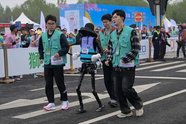 World's first humanoid robot half-marathon in Beijing
