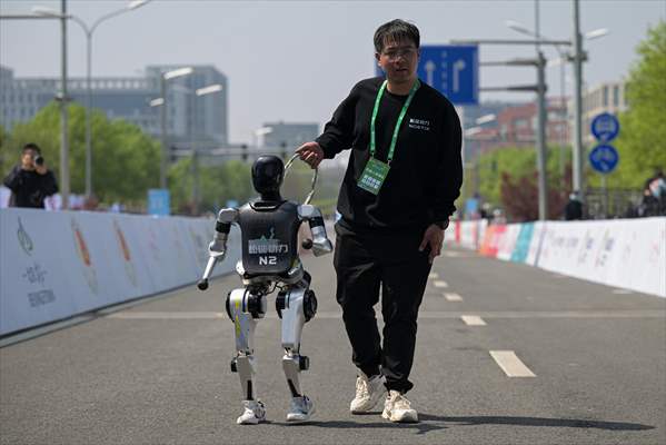 World's first humanoid robot half-marathon in Beijing