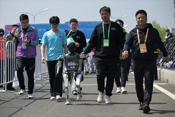 World's first humanoid robot half-marathon in Beijing
