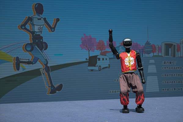 World's first humanoid robot half-marathon in Beijing