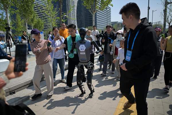 World's first humanoid robot half-marathon in Beijing