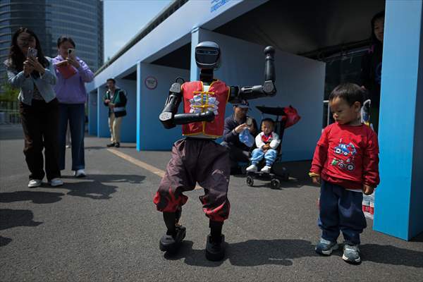 World's first humanoid robot half-marathon in Beijing