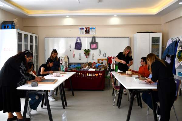 Bilecik'te özel gereksinimli öğrenciler dokudukları kilimlerle el becerisi kazanıyor