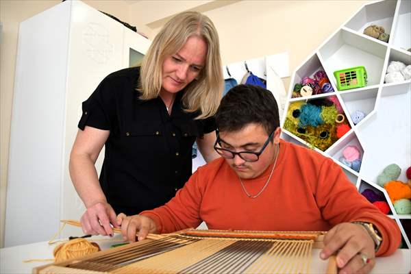 Bilecik'te özel gereksinimli öğrenciler dokudukları kilimlerle el becerisi kazanıyor