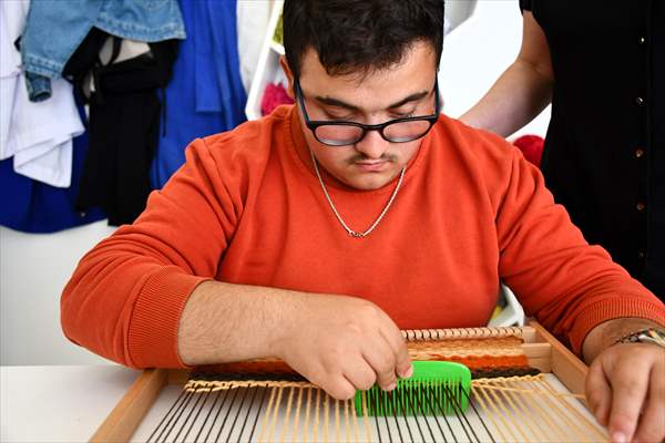 Bilecik'te özel gereksinimli öğrenciler dokudukları kilimlerle el becerisi kazanıyor