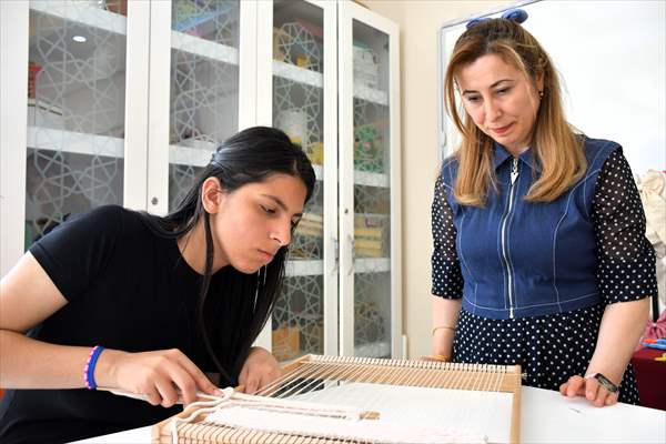 Bilecik'te özel gereksinimli öğrenciler dokudukları kilimlerle el becerisi kazanıyor