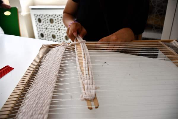 Bilecik'te özel gereksinimli öğrenciler dokudukları kilimlerle el becerisi kazanıyor