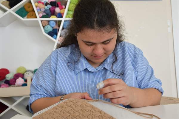 Bilecik'te özel gereksinimli öğrenciler dokudukları kilimlerle el becerisi kazanıyor