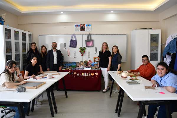 Bilecik'te özel gereksinimli öğrenciler dokudukları kilimlerle el becerisi kazanıyor