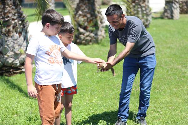 Bahçesinde bitkin halde bulduğu sincaba evinde özenle bakıyor