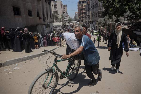 Flour aid distributed to Palestinians in Gaza under Israeli attacks