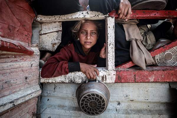 Palestinians queue for hot meals amid worsening crisis in Gaza