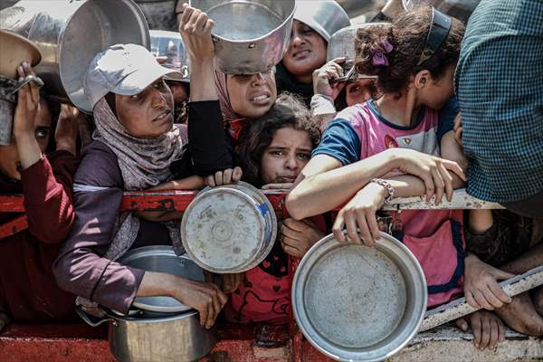 Palestinians queue for hot meals amid worsening crisis in Gaza