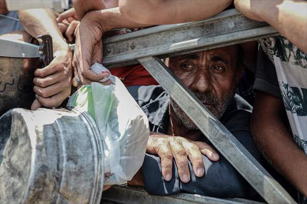 Palestinians queue for hot meals amid worsening crisis in Gaza