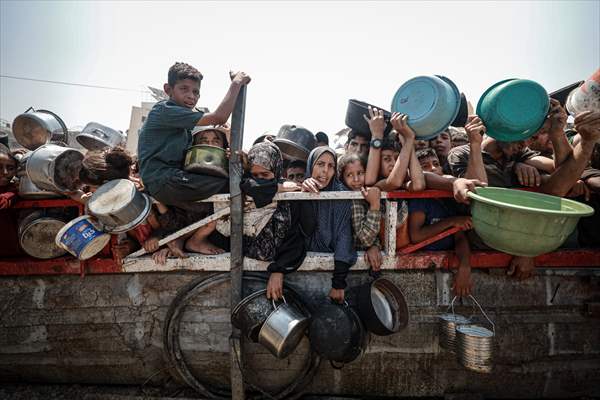 Palestinians queue for hot meals amid worsening crisis in Gaza
