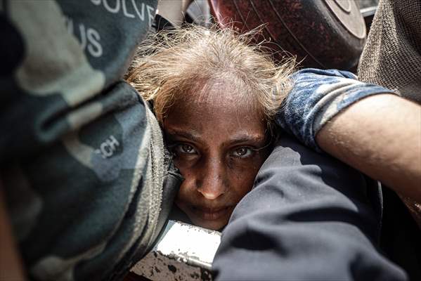 Palestinians queue for hot meals amid worsening crisis in Gaza