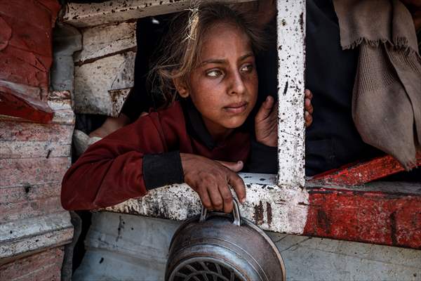 Palestinians queue for hot meals amid worsening crisis in Gaza