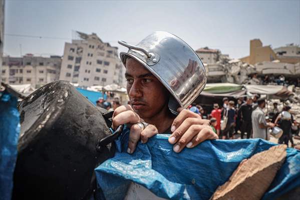 Palestinians queue for hot meals amid worsening crisis in Gaza