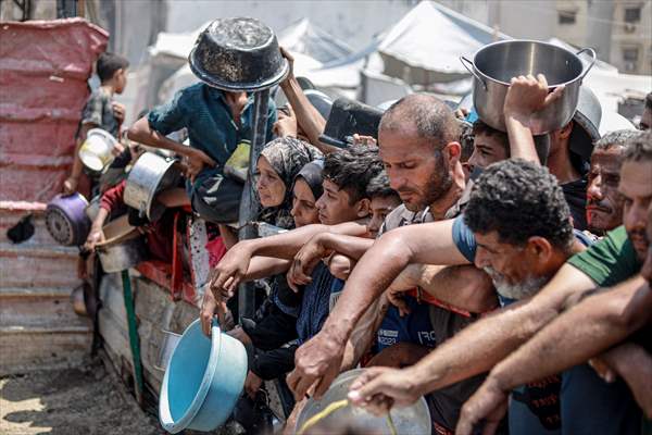 Palestinians queue for hot meals amid worsening crisis in Gaza