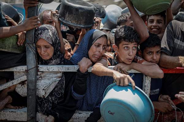 Palestinians queue for hot meals amid worsening crisis in Gaza